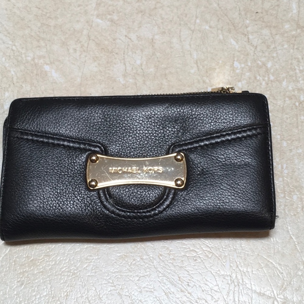 Michael Kors Black Wallet. Snap closures